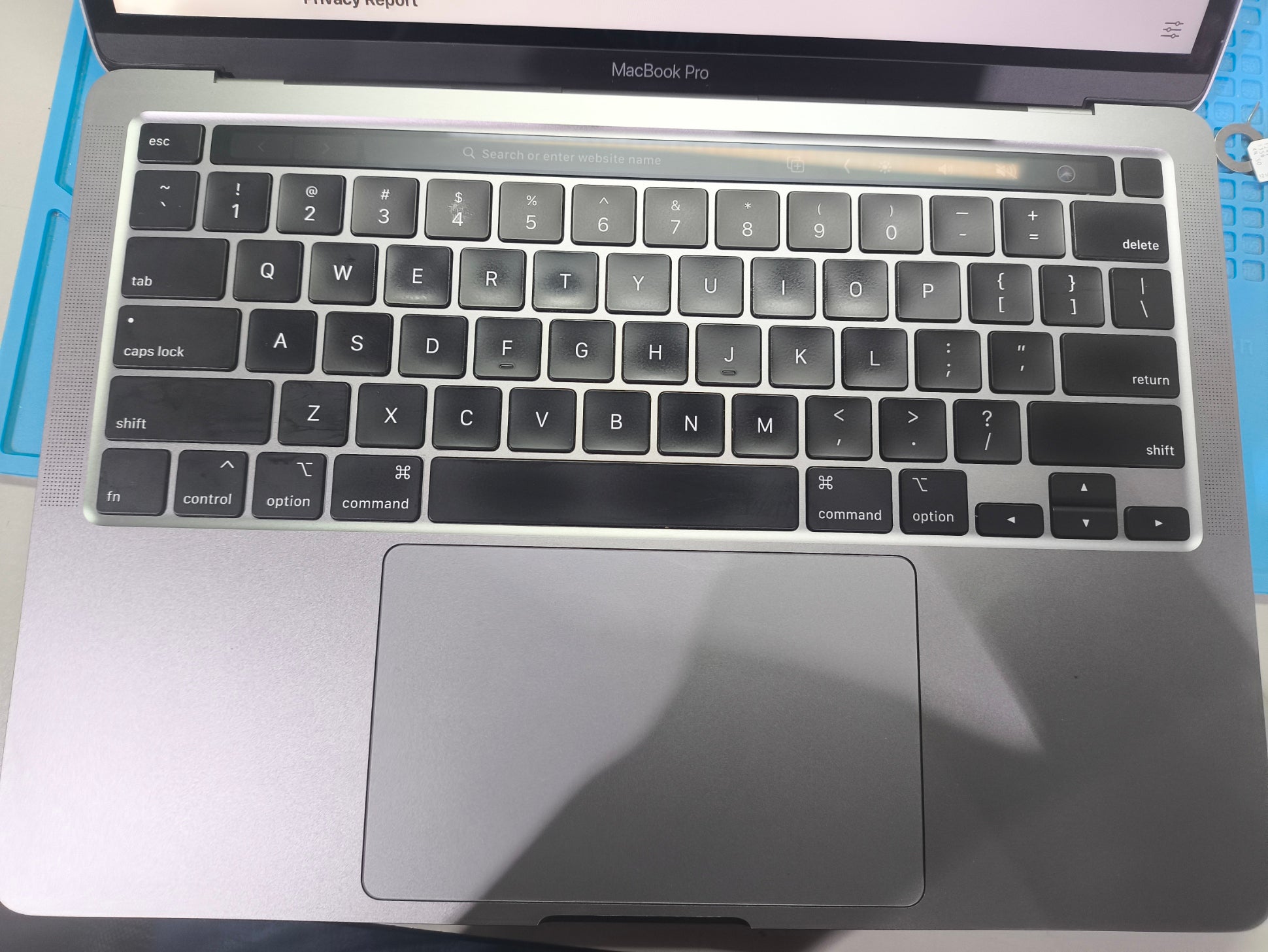 MacBook Pro 13" M1 3.2GHz 8GB / 512GB Silver (A2338, 2020) – Display Backlight Discoloration (Pre-Loved)