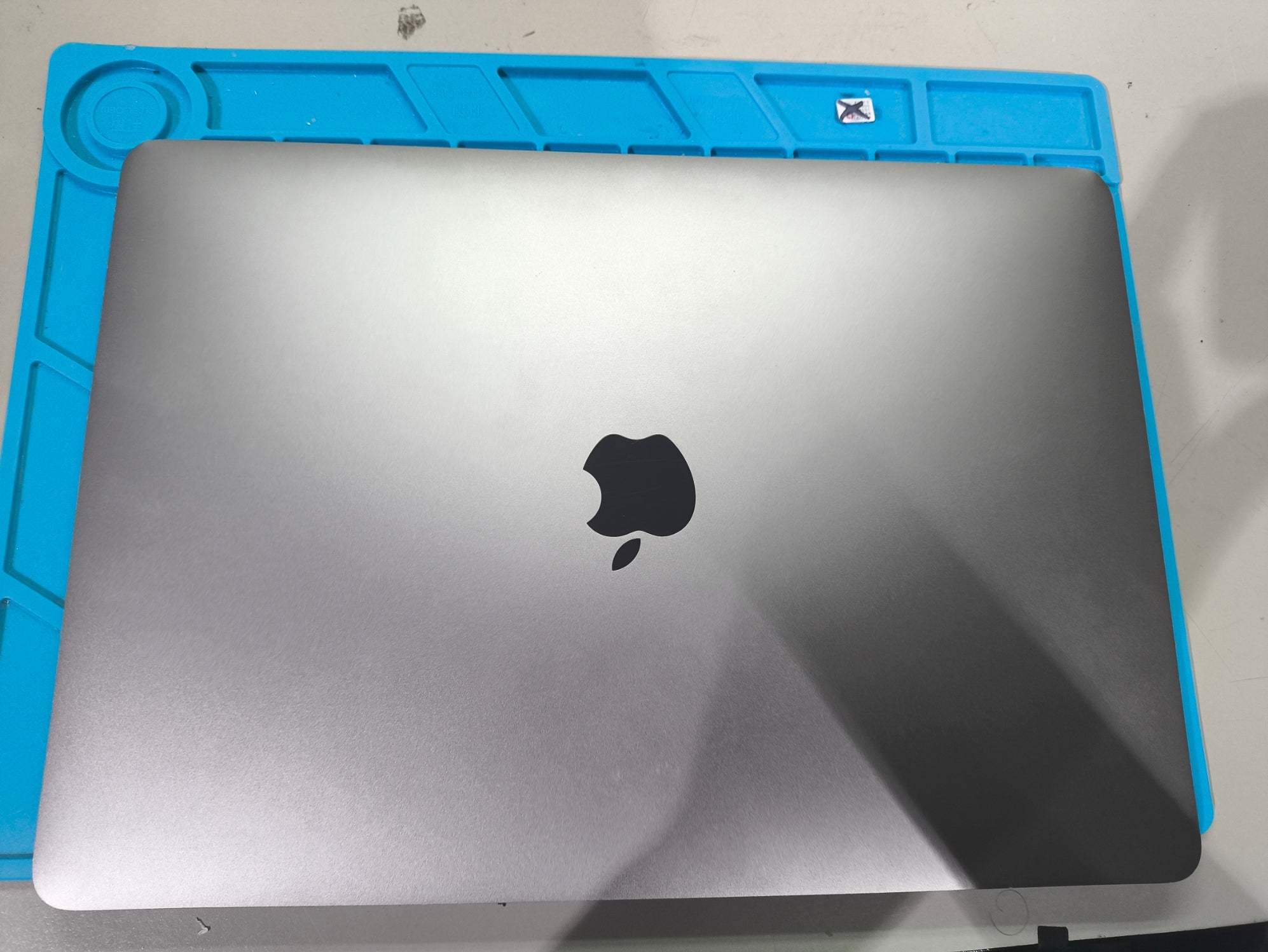 MacBook Pro 13" M1 3.2GHz 8GB / 512GB Silver (A2338, 2020) – Display Backlight Discoloration (Pre-Loved)