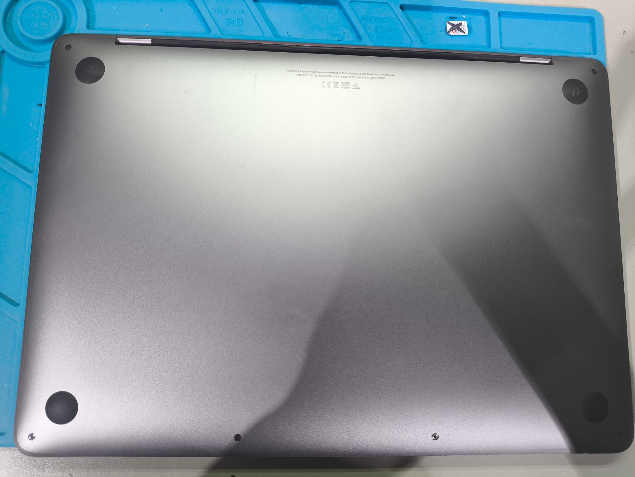 MacBook Pro 13" M1 3.2GHz 8GB / 512GB Silver (A2338, 2020) – Display Backlight Discoloration (Pre-Loved)